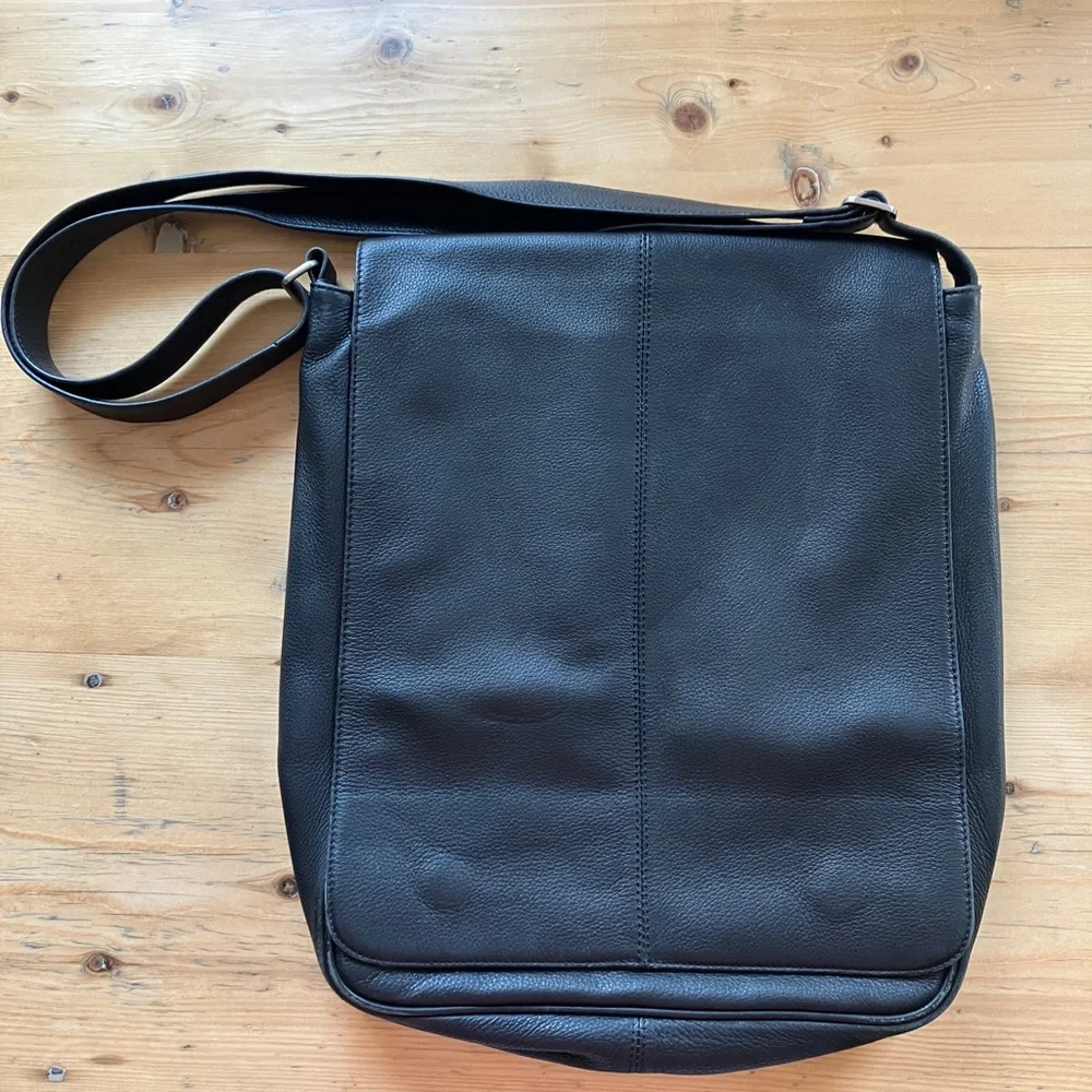 Osgoode Marley Black Leather Vertical Crossbody Messenger Computer Commuter Bag